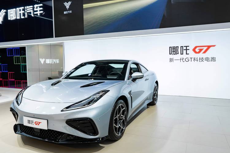 成都71哪吒汽车在智能汽车领域的表现，领途汽车在新能源汽车市场中的影响力